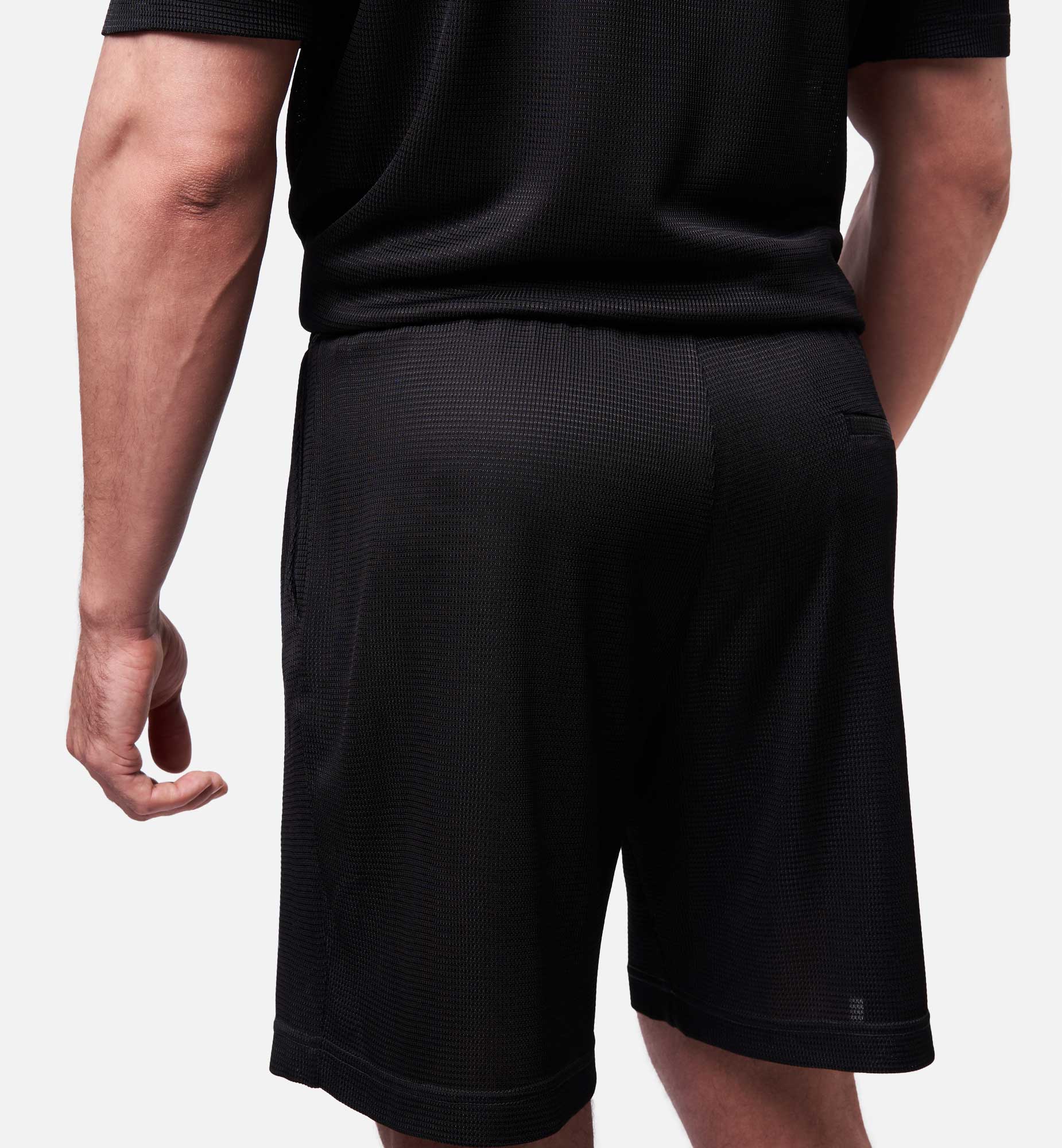BERMUDA NOIR EN VISCOSE AJOURÉ